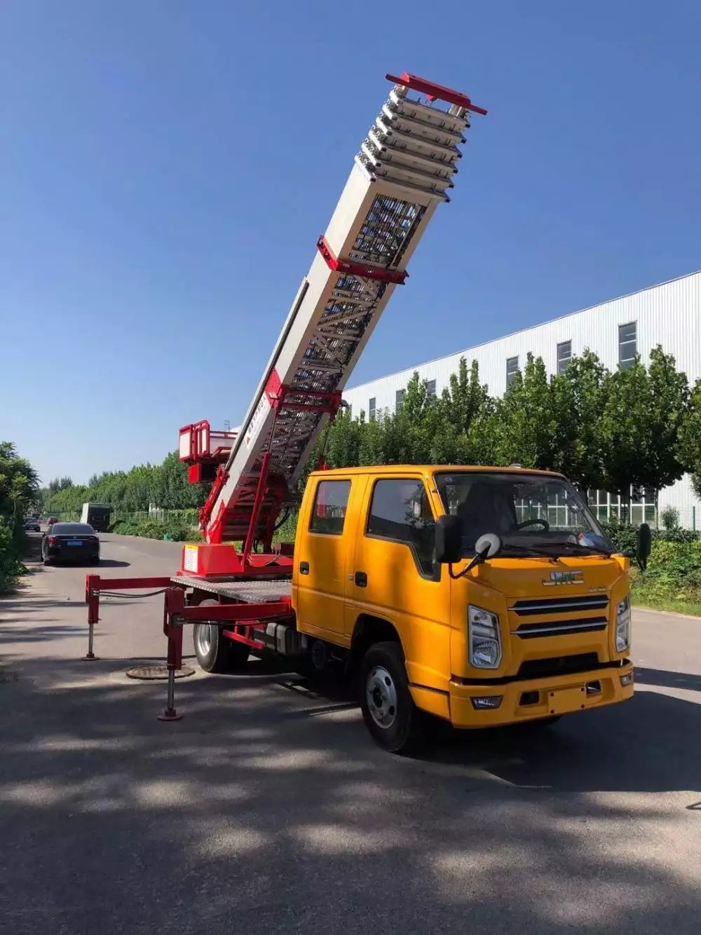 茶陵附近的云梯车出租服务：轻松解决高空作业需求